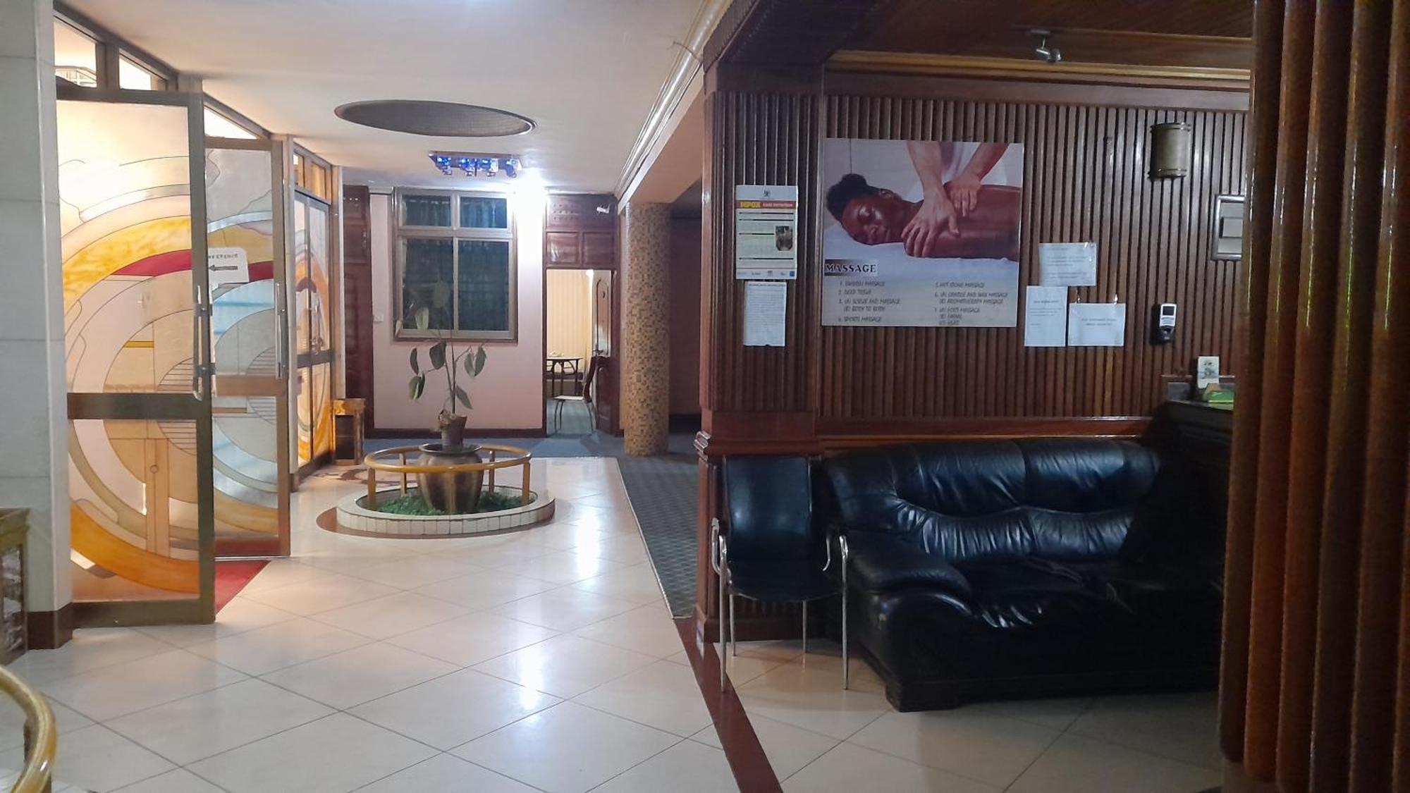 New Jbk Hotel Kampala Buitenkant foto